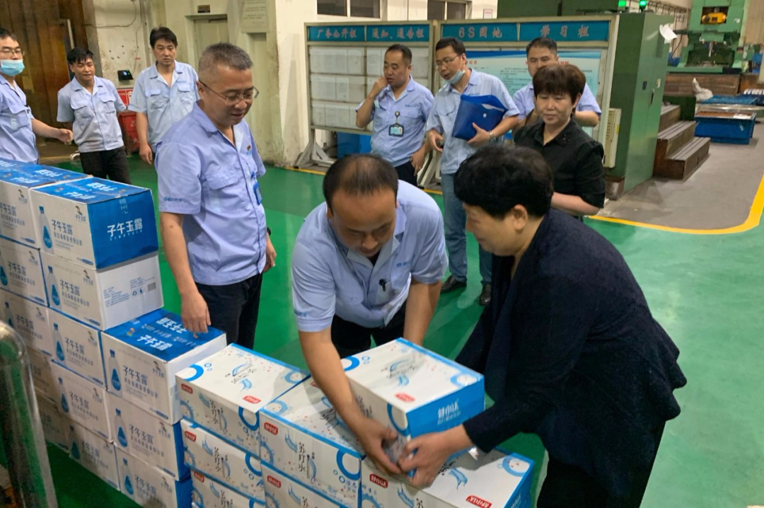 ​陕西省总工会党组成员李秀华一行到william威廉中文官网集团慰问一线职工